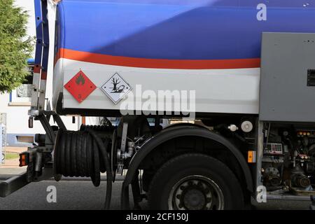 Nahaufnahme eines LKW, der gerade Heizöl liefert Stockfoto