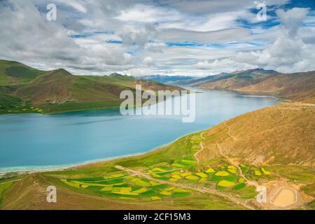 Yamdrok Tso, der heilige See in Tibet, an einem sonnigen Tag, Sommerzeit. Stockfoto