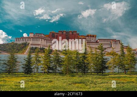 Potala Palast, der königliche Palast und Wahrzeichen in Lhasa, Tibet, China. Stockfoto