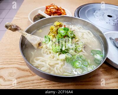 Dak Kalguksu - Koeran traditionelle Hühnernudelsuppe. Messer-geschnittene Nudeln mit Hühnerbrühe und zerfetztes Hühnerfleisch. Serviert mit Kimchi. Stockfoto