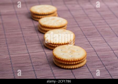 Creme Sandwich-Kekse auf Bambus Vorhang Hintergrund Stockfoto