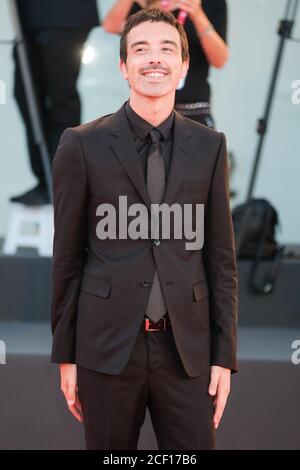 Palazzo del Cinema , Lido, Venedig, Italien. September 2020. Antonio Diodato posiert auf dem roten Teppich bei der Eröffnungszeremonie. Italienischer Opernsänger Diodato. Bild von Julie Edwards./Alamy Live News Stockfoto