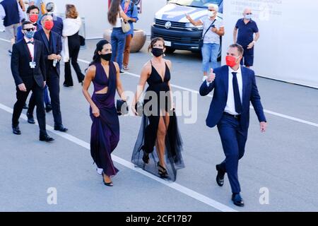 Palazzo del Cinema , Lido, Venedig, Italien. September 2020. Die Teilnehmer kommen mit Masken zur Eröffnungszeremonie. . Bild von Julie Edwards./Alamy Live News Stockfoto