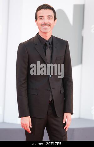 Palazzo del Cinema, Lido, Venedig, Italien. September 2020. Antonio Diodato posiert auf dem roten Teppich bei der Eröffnungszeremonie. Italienischer Opernsänger Diodato. Bild nach Kredit: Julie Edwards/Alamy Live Nachrichten Stockfoto