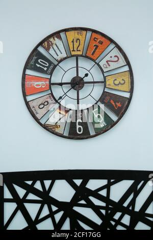 Vintage Uhr Symbol isoliert auf einem weißen Hintergrund, Black Metal Analog Roman Skelett Wanduhr Stockfoto