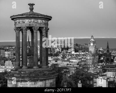 Black and White Landscape of Dugald Stewart Monument, Edinburgh Castle, Balmoral Hotel, Edinburgh, Schottland, Großbritannien, GB. Stockfoto