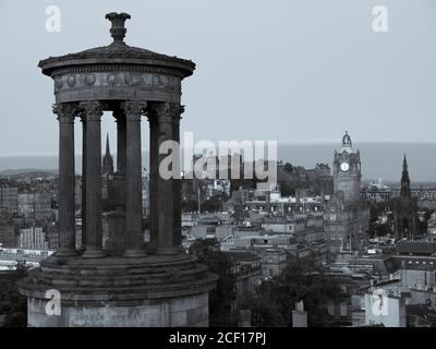 Black and White Landscape of Dugald Stewart Monument, Edinburgh Castle, Balmoral Hotel, Edinburgh, Schottland, Großbritannien, GB. Stockfoto