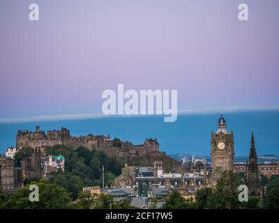 Sonnenaufgang, Landschaft mit dem Tower of the Balmoral Hotel und Edinburgh Castle, Edinburgh, Schottland, Großbritannien, GB. Stockfoto