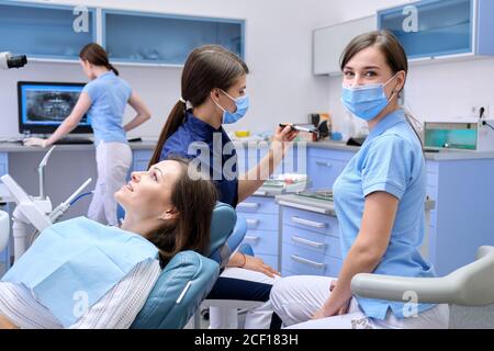 Untersuchung, Behandlung von Zähnen, Patient reife Frau in Zahnstuhl Stockfoto