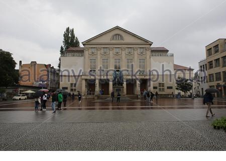 Die Statue der deutschen Schriftsteller Goethe und Schiller in der berühmten Stadt Weimar in Deutschland. Stockfoto