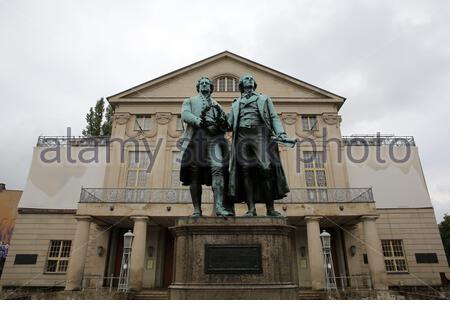 Die Statue der deutschen Schriftsteller Goethe und Schiller in der berühmten Stadt Weimar in Deutschland. Stockfoto