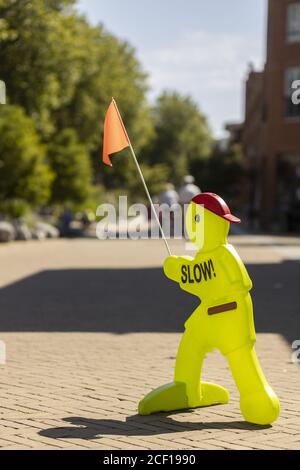 NIJVERDAL, NIEDERLANDE - Aug 02, 2020: Holländische Verkehrsschildpost, die darauf drängt, für Radfahrer langsamer zu werden, da es sich um eine Fußgängerzone im Stadtzentrum handelt Stockfoto