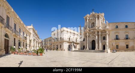 Panorama einer leeren Piazza Duomo und der Kathedrale Von Syrakus in Sizilien Stockfoto