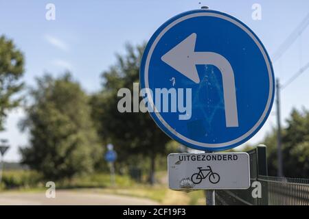 HOGE HEXEL, NIEDERLANDE - 02. Aug 2020: Holländisches Verkehrsschild, das die obligatorische Richtung für Fahrzeuge außer Fahrradfahrern anzeigt Stockfoto