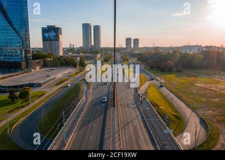 Luftaufnahme der Vansu-Seilbrücke, die die überquert Daugava Fluss in Riga Stockfoto