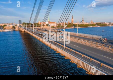 Luftaufnahme der Vansu-Seilbrücke, die die überquert Daugava Fluss in Riga Stockfoto