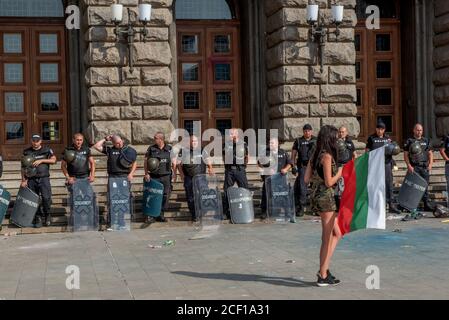 Sofia, Bulgarien. 2. September 2020 Bulgarische Anti-Regierung-Demonstranten versammeln sich vor den von der Polizei geschützten Regierungsgebäuden im Zentrum von Sofia, der bulgarischen Hauptstadt, zu den größten von 56 aufeinanderfolgenden Tagen der Demonstrationen. Stockfoto