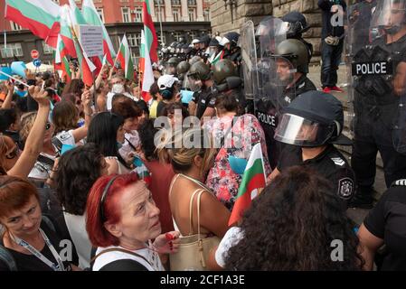 Sofia, Bulgarien. 2. September 2020 Bulgarische Anti-Regierung-Demonstranten versammeln sich vor den von der Polizei geschützten Regierungsgebäuden im Zentrum von Sofia, der bulgarischen Hauptstadt, zu den größten von 56 aufeinanderfolgenden Tagen der Demonstrationen. Stockfoto