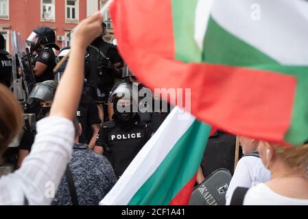 Sofia, Bulgarien. 2. September 2020 Bulgarische Anti-Regierung-Demonstranten versammeln sich vor den von der Polizei geschützten Regierungsgebäuden im Zentrum von Sofia, der bulgarischen Hauptstadt, zu den größten von 56 aufeinanderfolgenden Tagen der Demonstrationen. Stockfoto