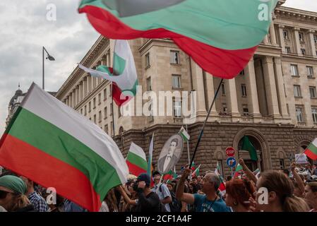 Sofia, Bulgarien. 2. September 2020 Bulgarische Anti-Regierung-Demonstranten versammeln sich vor den von der Polizei geschützten Regierungsgebäuden im Zentrum von Sofia, der bulgarischen Hauptstadt, zu den größten von 56 aufeinanderfolgenden Tagen der Demonstrationen. Stockfoto