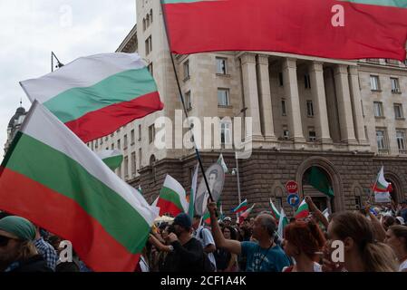 Sofia, Bulgarien. 2. September 2020 Bulgarische Anti-Regierung-Demonstranten versammeln sich vor den von der Polizei geschützten Regierungsgebäuden im Zentrum von Sofia, der bulgarischen Hauptstadt, zu den größten von 56 aufeinanderfolgenden Tagen der Demonstrationen. Stockfoto