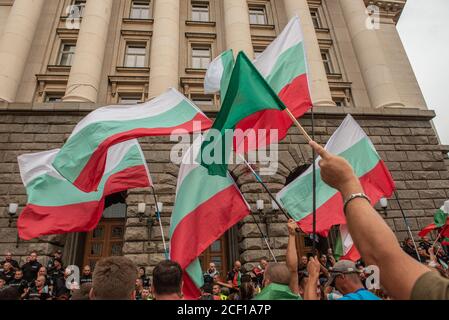 Sofia, Bulgarien. 2. September 2020 Bulgarische Anti-Regierung-Demonstranten versammeln sich vor den von der Polizei geschützten Regierungsgebäuden im Zentrum von Sofia, der bulgarischen Hauptstadt, zu den größten von 56 aufeinanderfolgenden Tagen der Demonstrationen. Stockfoto