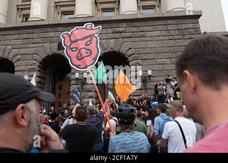 Sofia, Bulgarien. 2. September 2020 Bulgarische Anti-Regierung-Demonstranten versammeln sich vor den von der Polizei geschützten Regierungsgebäuden im Zentrum von Sofia, der bulgarischen Hauptstadt, zu den größten von 56 aufeinanderfolgenden Tagen der Demonstrationen. Stockfoto