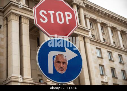 Sofia, Bulgarien. 2. September 2020 Bulgarische Anti-Regierung-Demonstranten versammeln sich vor den von der Polizei geschützten Regierungsgebäuden im Zentrum von Sofia, der bulgarischen Hauptstadt, zu den größten von 56 aufeinanderfolgenden Tagen der Demonstrationen. Stockfoto