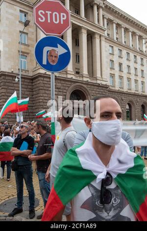 Sofia, Bulgarien. 2. September 2020 Bulgarische Anti-Regierung-Demonstranten versammeln sich vor den von der Polizei geschützten Regierungsgebäuden im Zentrum von Sofia, der bulgarischen Hauptstadt, zu den größten von 56 aufeinanderfolgenden Tagen der Demonstrationen. Stockfoto