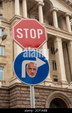 Sofia, Bulgarien. 2. September 2020 Bulgarische Anti-Regierung-Demonstranten versammeln sich vor den von der Polizei geschützten Regierungsgebäuden im Zentrum von Sofia, der bulgarischen Hauptstadt, zu den größten von 56 aufeinanderfolgenden Tagen der Demonstrationen. Stockfoto