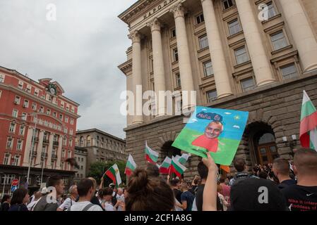 Sofia, Bulgarien. 2. September 2020 Bulgarische Anti-Regierung-Demonstranten versammeln sich vor den von der Polizei geschützten Regierungsgebäuden im Zentrum von Sofia, der bulgarischen Hauptstadt, zu den größten von 56 aufeinanderfolgenden Tagen der Demonstrationen. Stockfoto