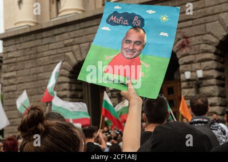 Sofia, Bulgarien. 2. September 2020 Bulgarische Anti-Regierung-Demonstranten versammeln sich vor den von der Polizei geschützten Regierungsgebäuden im Zentrum von Sofia, der bulgarischen Hauptstadt, zu den größten von 56 aufeinanderfolgenden Tagen der Demonstrationen. Stockfoto