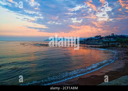 Tropischer Sonnenuntergang am Strand in wunderschönen blauen und rosa Farben Stockfoto