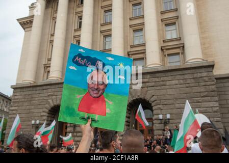 Sofia, Bulgarien. 2. September 2020 Bulgarische Anti-Regierung-Demonstranten versammeln sich vor den von der Polizei geschützten Regierungsgebäuden im Zentrum von Sofia, der bulgarischen Hauptstadt, zu den größten von 56 aufeinanderfolgenden Tagen der Demonstrationen. Stockfoto