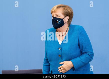 Peking, Deutschland. August 2020. Bundeskanzlerin Angela Merkel bereitet sich nach einer routinemäßigen Pressekonferenz in Berlin, der Hauptstadt Deutschlands, am 28. August 2020 auf den Abschied vor. Quelle: Ren Ke/Xinhua/Alamy Live News Stockfoto