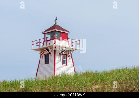 Covehead Harbour Lighthouse – ein historisches Gebäude von historischem Wert inmitten der Sanddünen des Prince Edward Island National Park of Canada. Stockfoto