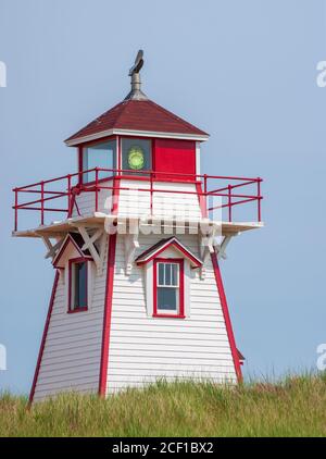 Covehead Harbour Lighthouse – ein historisches Gebäude von historischem Wert inmitten der Sanddünen des Prince Edward Island National Park of Canada. Stockfoto