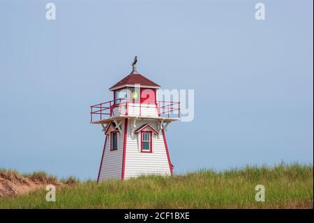 Covehead Harbour Lighthouse – ein historisches Gebäude von historischem Wert inmitten der Sanddünen des Prince Edward Island National Park of Canada. Stockfoto