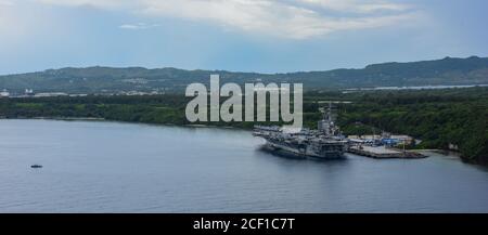 APRA HARBOUR, Guam (24. August 2020) eine Luftaufnahme des US Naval Base Guam (NBG) zeigt den Flugzeugträger USS Ronald Reagan (CVN 76), der im Hafen von Apra festgemacht ist. NBG dient derzeit als sicherer Hafen Freiheitshafen für US-Schiffe und alliierte Marine inmitten der COVID-19 Pandemie. Ronald Reagan, das Flaggschiff der Carrier Strike Group 5, bietet eine kampfbereite Kraft, die die Vereinigten Staaten schützt und verteidigt, sowie die kollektiven maritimen Interessen ihrer Verbündeten und Partner in der Indo-Pazifik-Region. (USA Navy Foto von Mass Communication Specialist 3rd Class MacAdam Kane Weissman) Stockfoto
