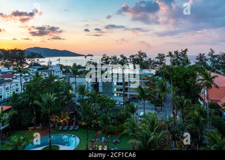 Sonnenuntergangslandschaft über der Andamanensee in Patong, Phuket, Thailand Stockfoto