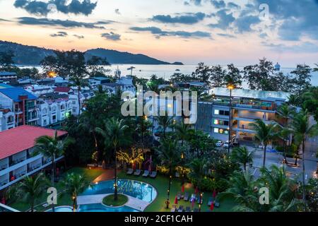 Sonnenuntergangslandschaft über der Andamanensee in Patong, Phuket, Thailand Stockfoto