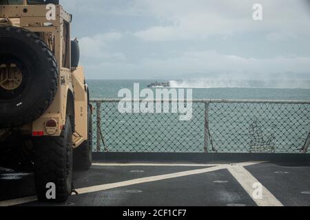 Ein Landungsschiff, Luftkissen Hovercraft fliegt in Richtung der Küste nach dem Verlassen der Whidbey Island-Klasse Dock Landungsschiff USS Germantown (LSD 42). Germantown, Teil der America Amphibious Ready Group (ARG), 31. MEU-Team, ist im 7. Einsatzgebiet der US-Flotte tätig, um die Interoperabilität mit Verbündeten und Partnern zu verbessern und als einsatzbereite Einsatztruppe für Frieden und Stabilität in der Indo-Pazifik-Region zu dienen. Trotz der einzigartigen Herausforderungen, die durch die COVID-19-Pandemie verursacht wurden, bleibt das Team von America ARG, 31. MEU, die führende Krisenreaktionskraft in der Region. (USA Marine Corps Foto von Stockfoto