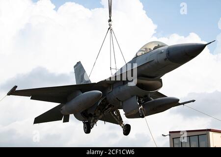 Eine F-16 Fighting Falcon wird von einem Kran auf der Aviano Air Base, Italien, am 29. August 2020 gehoben. Flieger des 31. Wartungsgeschwaders und des 52. MXS benutzten das Flugzeug in einem abgestürzten beschädigten behinderten Flugzeug-Wiederherstellungtraining. (USA Luftwaffe Foto von Senior Airman Caleb House) Stockfoto