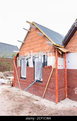 Baustelle mit neuem europäischen Haus Stockfoto