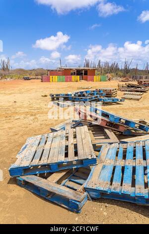 Selbstgebauter einfacher Schuppen als Haus mit Paletten auf der Insel Bonaire Stockfoto