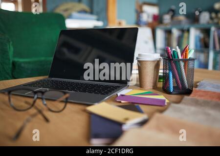 Nahaufnahme des Laptop-Computers auf dem Tisch mit Kaffeetasse Moderner Arbeitsplatz im Büro Stockfoto