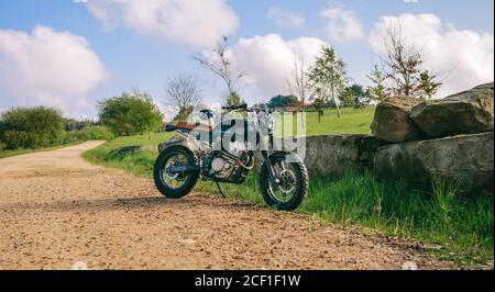 Custom Motorrad auf der Straße geparkt Stockfoto