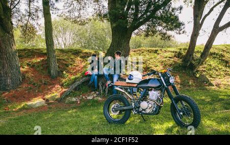 Paar ruhen von einer Motorradreise, Bild Stockfoto