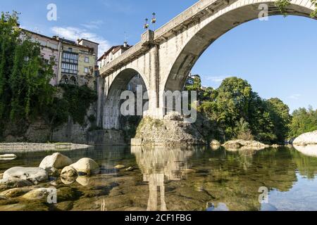 Cividale del Friuli, Italien. 23. August 2020. Die Brücke über den Fluss Natisone, auch die "Evil's Bridge" genannt Stockfoto