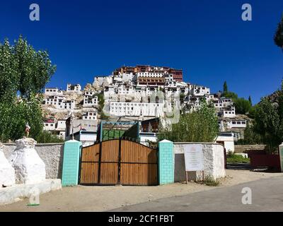 Low-Angle-Aufnahme des Thikse-Klosters in Ladakh, Indien Stockfoto